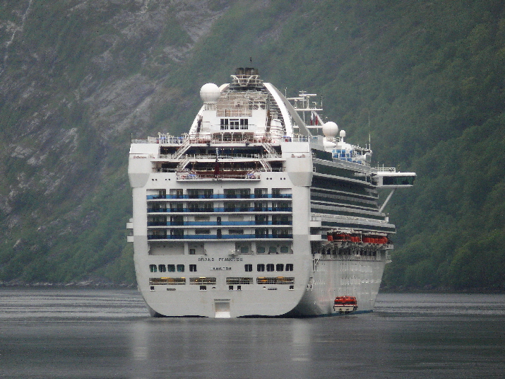 Kreuzfahrtschiff im Geirangerfjord, Norwegen / cruiser in the Geirangerfjord, Norway