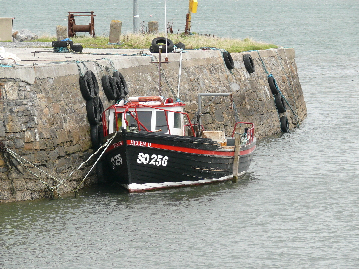 Fischerboot im Hafen von Raghley, Irland / a fisher boat in the harbour of Raghley, Ireland