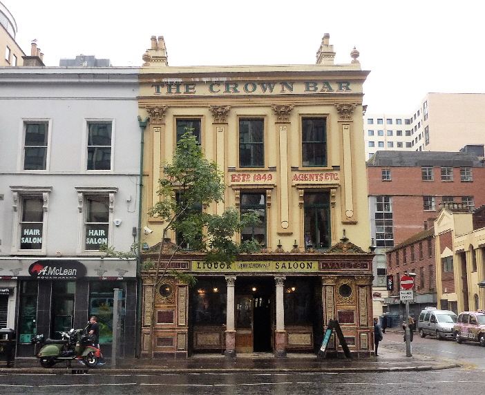 THE CROWN BAR die berhmteste Kneipe in Belfast, Nordirland / the crown bar is the famoust pub in Belfast, Northern Ireland