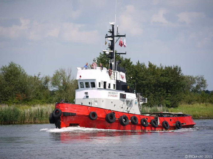 Schlepper auf dem Nord-Ostsee-Kanal / a tug on the North - Baltic Sea canal