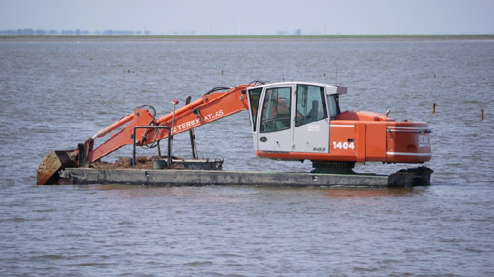 Fahrrine vertiefern / to get a free way for ships using a steam shovel but only at low tide