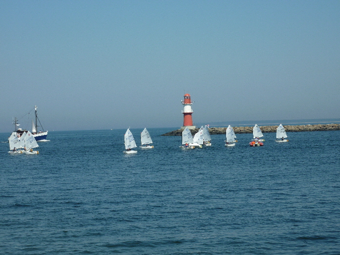 Roter Leuchturm Warnem�nde / the red lighthouse of Warnem�nde with some sailing boats and young sailsmen
