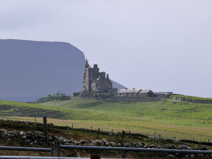 Mullagmore Schlo� mit Benbulben im HIntergrund / Mullagmore castle and Benbulben mountain in the background