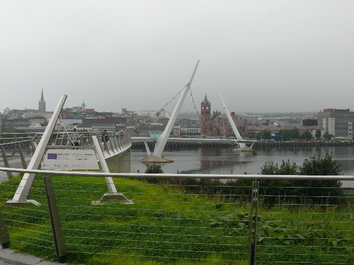 Friedensbr�cke in Londonderry, Nordirland / Piece Bridge in Londonderry, Northern Ireland