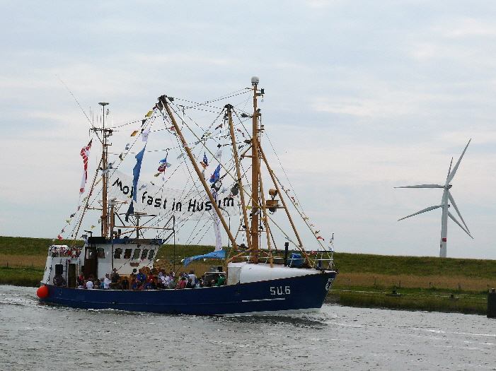 Fischkutter R�ckkehr w�hrend den Husumer Hafentagen / return of shrimp boat during the event of the Husumer Harbour Days
