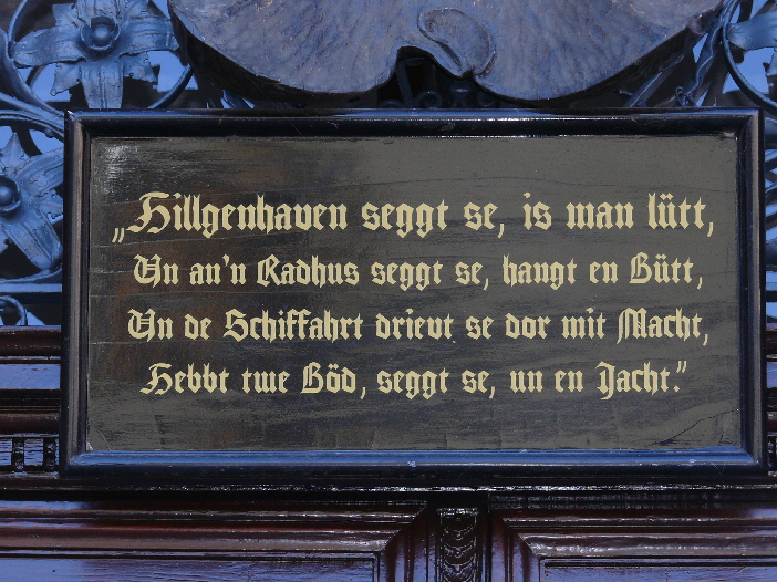 Inschrift �ber Eingangst�r vom Rathaus in Heiligenhafen / inscription over the front door of the town hall of Heiligenhafen